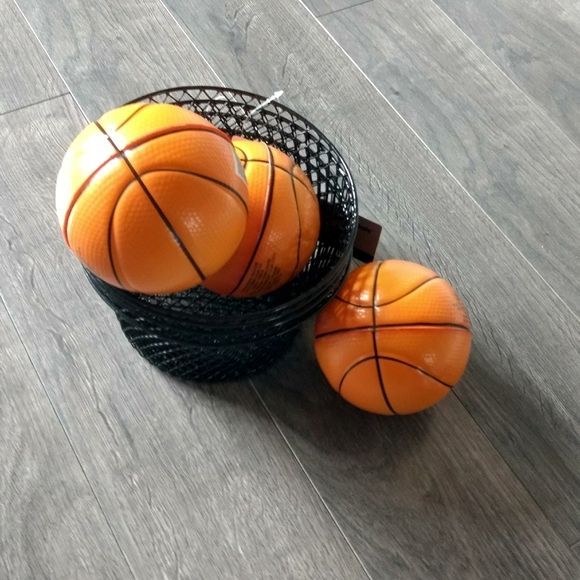 Black gift basket & mini foam basketball ONLY - Picture 3 of 4